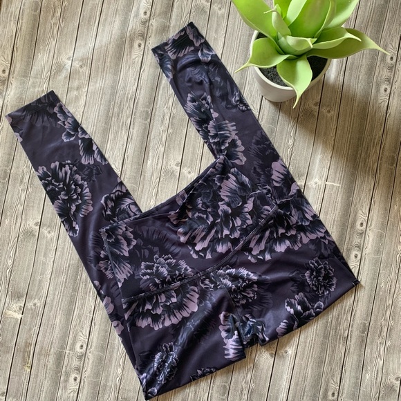 Beyond Yoga Pants - Beyond Yoga high waisted Midi Floral legging Beyond Yoga Pants - Beyond Yoga high waisted Midi Floral legging